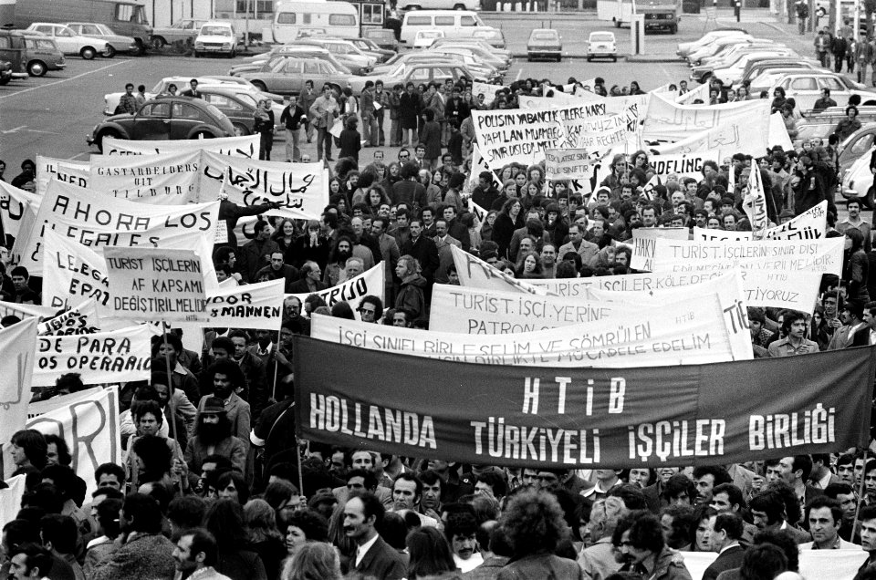 Demonstraties, spandoeken, legalisering, werknemers, buitenlanders, illegalen, Bestanddeelnr 927-8935