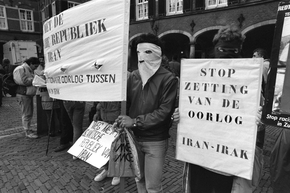 Demonstratie op Binnenhof tegen oorlog Iran Irak, Bestanddeelnr 934-1071