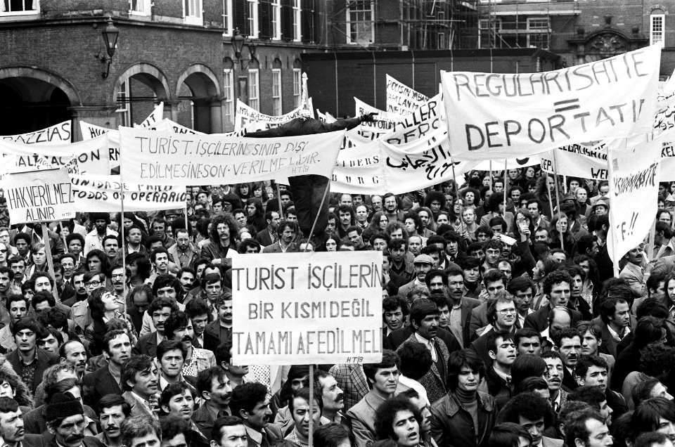 Demonstraties, spandoeken, legalisering, werknemers, buitenlanders, illegalen, Bestanddeelnr 927-8938