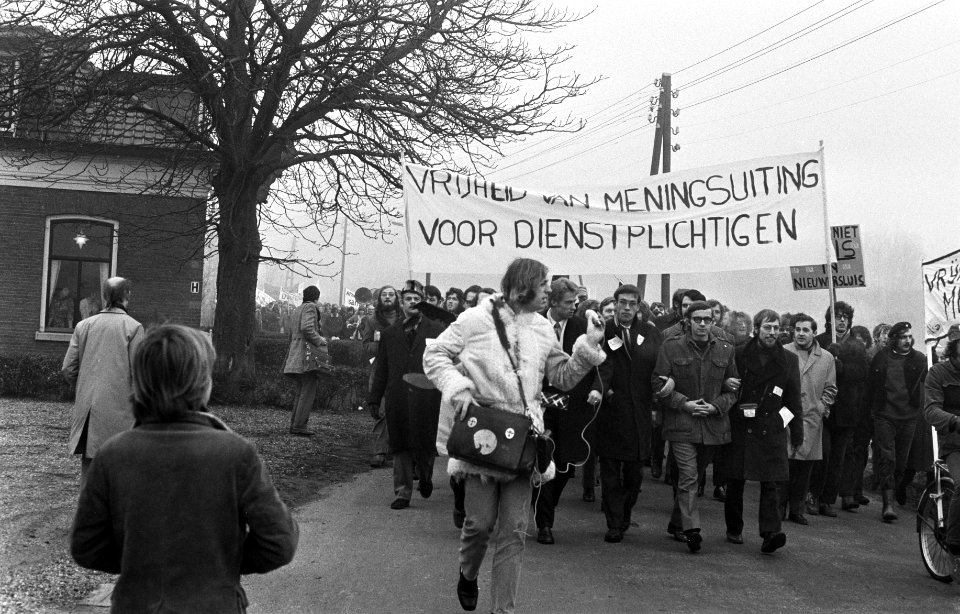 Demonstratie van militairen met de VVDM in Nieuwersluis tegen het strafkamp Nieu, Bestanddeelnr 925-2457