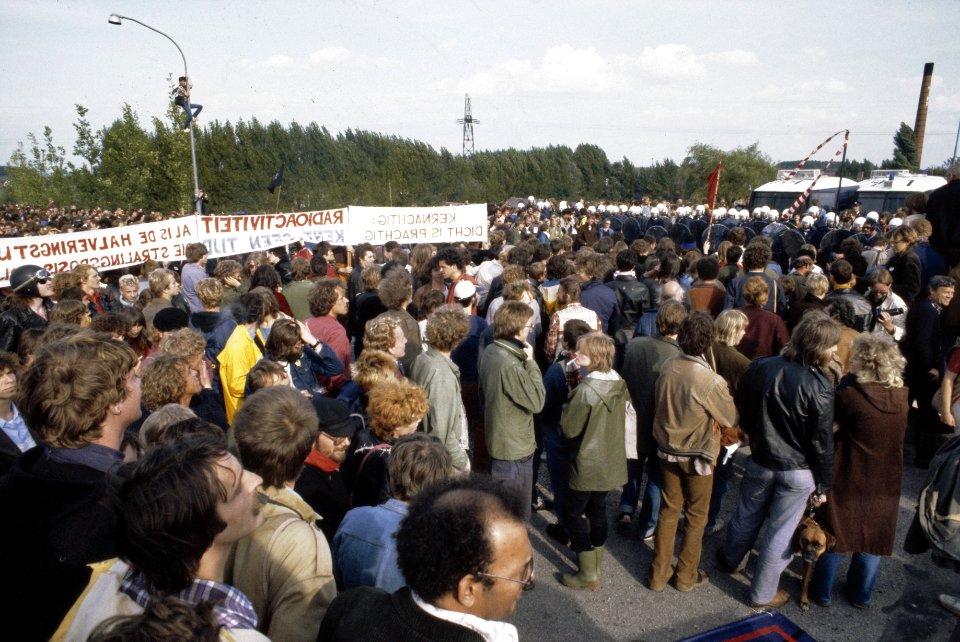 Demonstratieblokkade bij kerncentrale Dodewaard grote groep aktievoerders met , Bestanddeelnr 253-8587