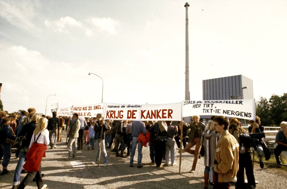 Demonstratieblokkade bij kerncentrale Dodewaard aktievoerders met o.a. spandoe, Bestanddeelnr 253-8586