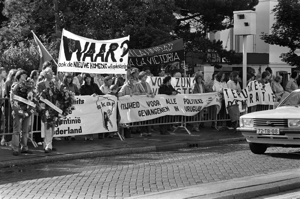 Demonstraties, dictators, demonstranten, spandoeken, Bestanddeelnr 931-0118