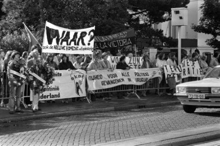 Demonstraties, dictators, demonstranten, spandoeken, Bestanddeelnr 931-0118
