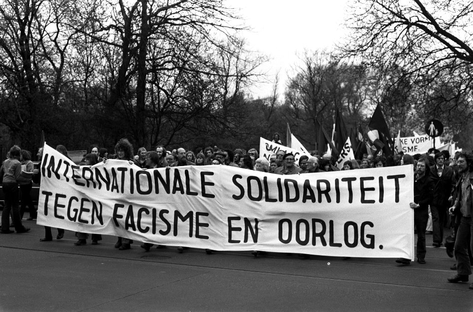 Demonstraties, spandoeken, vlaggen, Bestanddeelnr 927-9073