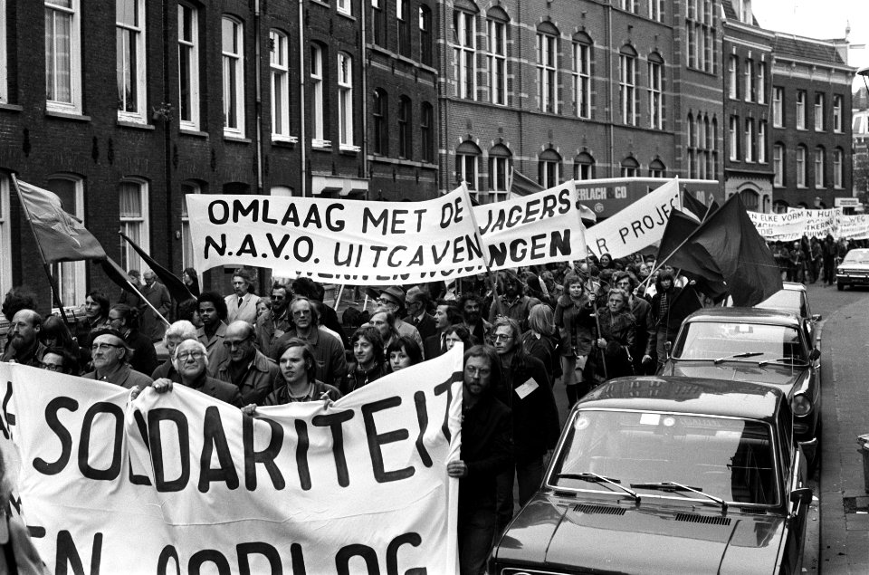 Demonstraties, spandoeken, vlaggen, Bestanddeelnr 927-9075
