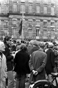 Demonstraties voor Rode 1 mei, jongeren op de Dam met rod vlag, Bestanddeelnr 920-2912