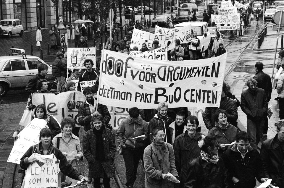 Demonstraties, onderwijs, stakingen, spandoeken, demonstranten, protestmarsen, Bestanddeelnr 932-4039