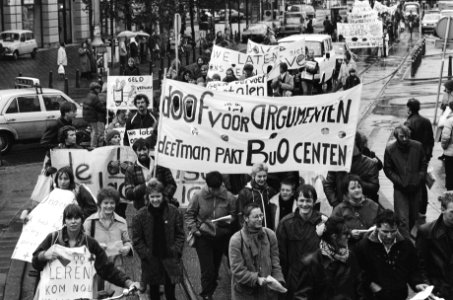 Demonstraties, onderwijs, stakingen, spandoeken, demonstranten, protestmarsen, Bestanddeelnr 932-4039
