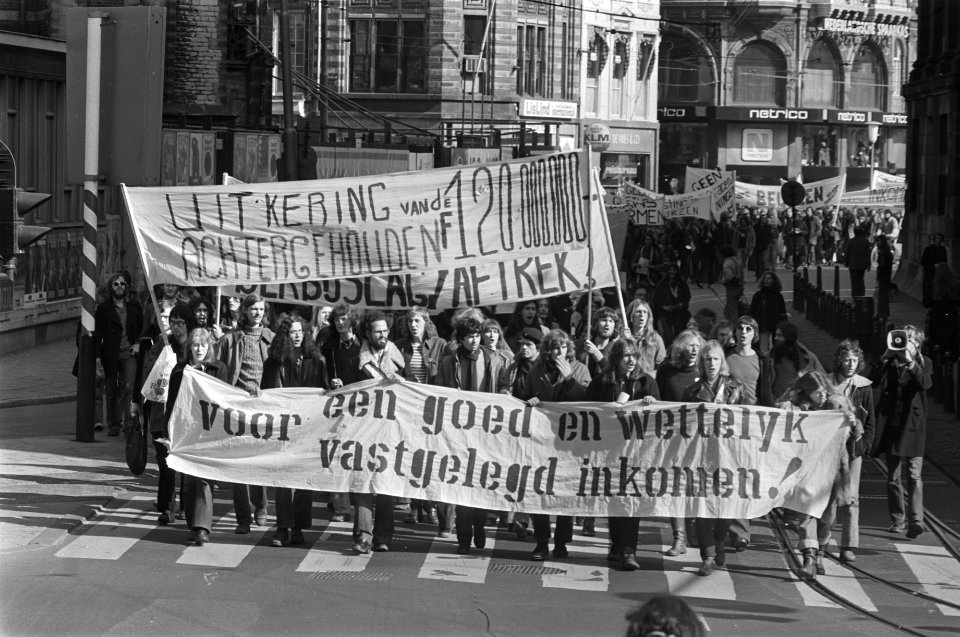 Demonstratie studenten in Amsterdam voor een goed en wettelijke vastgesteld inko, Bestanddeelnr 928-4742