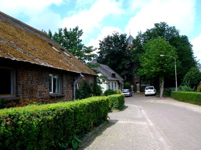 Dennenburg, fermes avec au fond l'église
