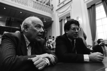 Den Uyl (PvdA, links) met Van Thijn (PvdA) tijdens de vergadering, Bestanddeelnr 931-6410
