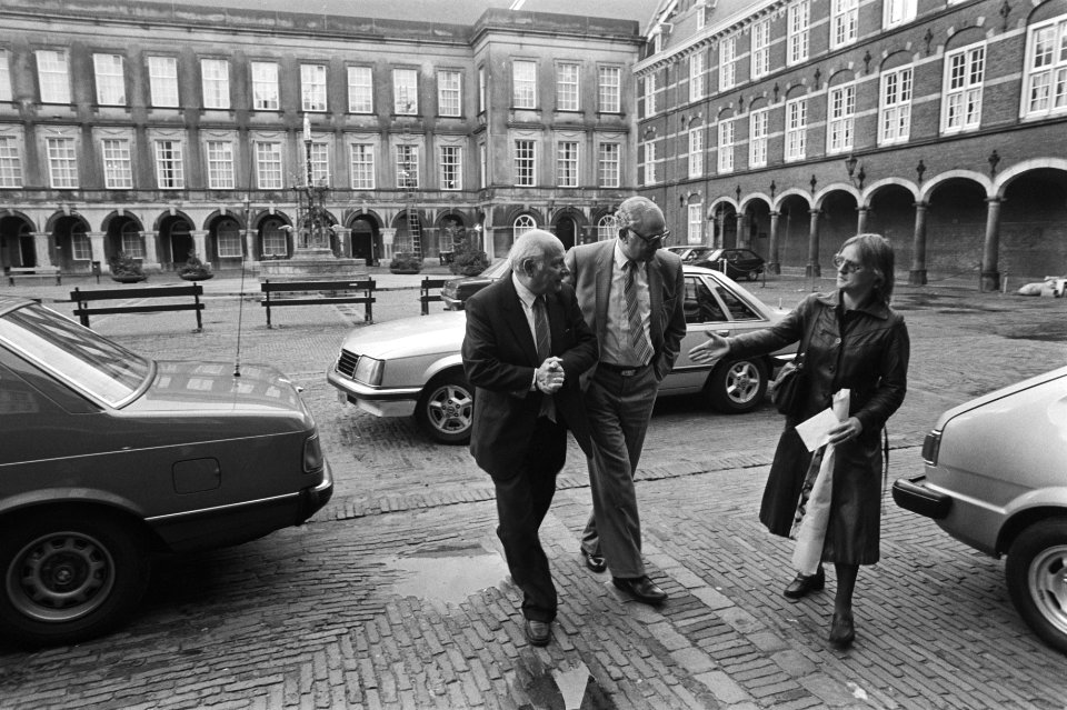 Den Uyl (PvdA, links) en Van der Stee (CDA, midden) bij aankomst voor het Eerst…, Bestanddeelnr 931-7748