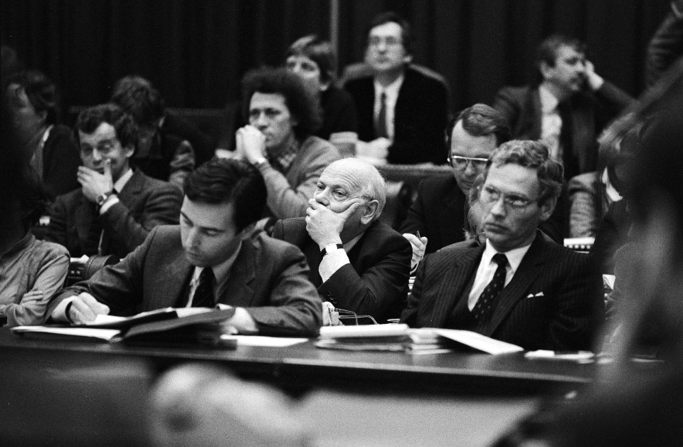 Den Uyl achter de ministers Brinkman (l) en Van den Broek, Bestanddeelnr 932-4105