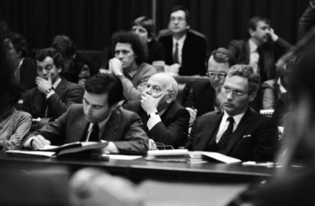 Den Uyl achter de ministers Brinkman (l) en Van den Broek, Bestanddeelnr 932-4105