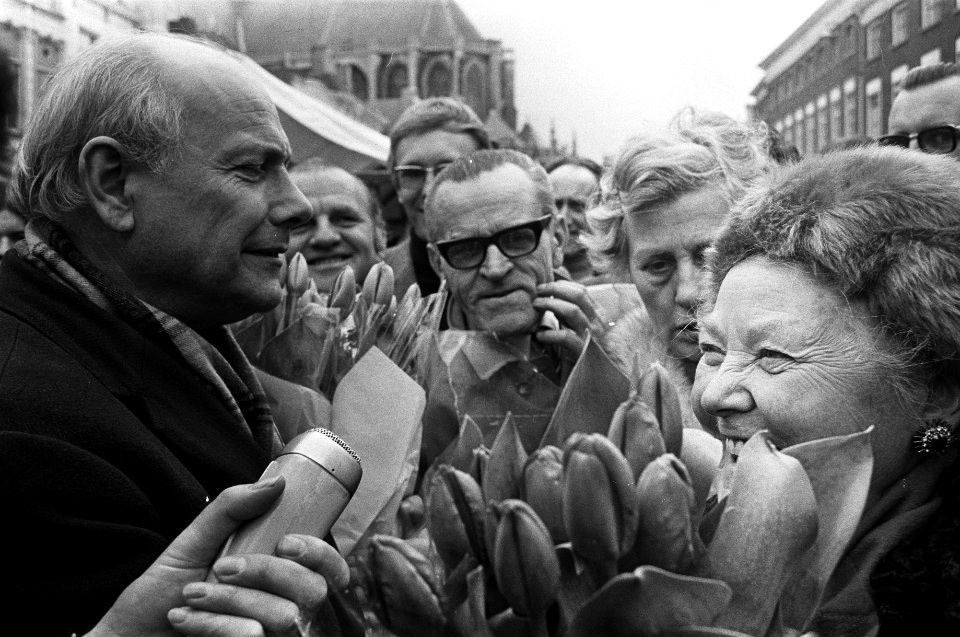 Den Uyl deelt tulpen uit, Bestanddeelnr 924-3951 photo