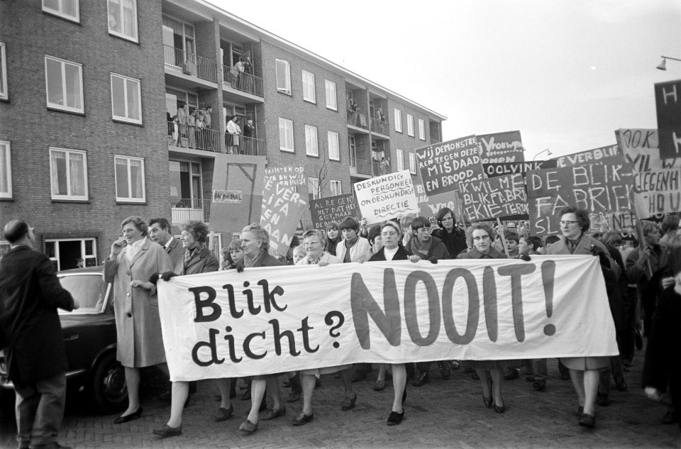 Demonstratie van huismoeders te Krommenie tegen de voorgenomen sluiting van de f, Bestanddeelnr 922-3277