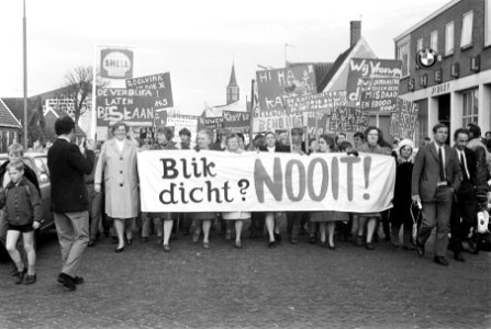 Demonstratie van huismoeders te Krommenie tegen de voorgenomen sluiting van de f, Bestanddeelnr 922-3275