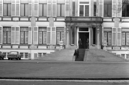 Den Uyl bij vertrek op de trap, Bestanddeelnr 926-3256
