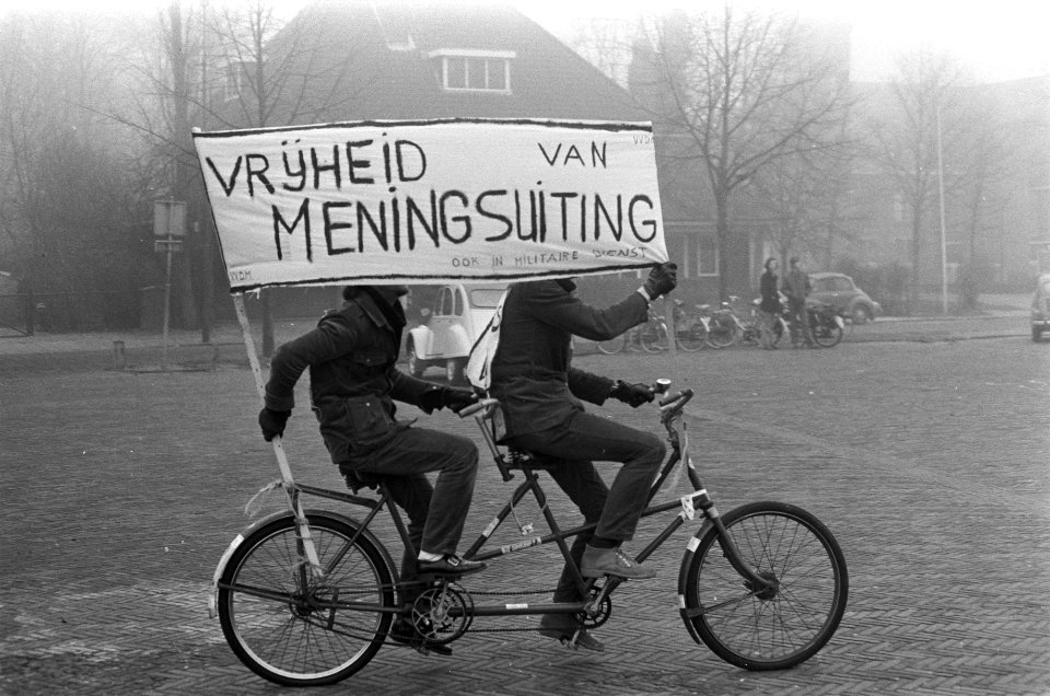 Demonstratie van militairen met de VVDM in Nieuwersluis tegen het strafkamp Nieu, Bestanddeelnr 925-2449