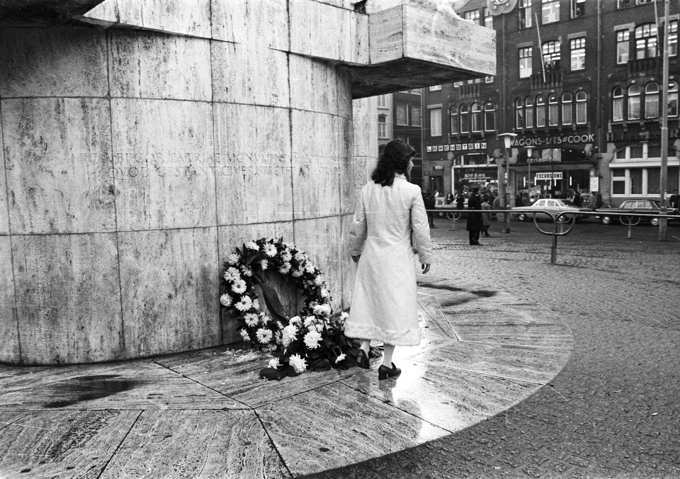 Demonstratie van Joodse Amsterdammers tijdens kranslegging door Russen bij Natio, Bestanddeelnr 924-0188