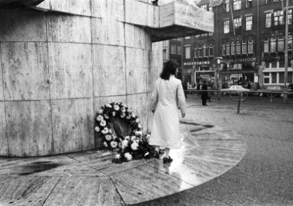 Demonstratie van Joodse Amsterdammers tijdens kranslegging door Russen bij Natio, Bestanddeelnr 924-0188