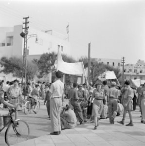 Demonstratie van gedemobiliseerde militairen in 1949 voor het gebouw van de kne…, Bestanddeelnr 255-1340