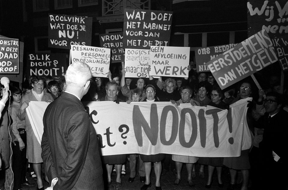 Demonstratie van huismoeders te Krommenie tegen de voorgenomen sluiting van de f, Bestanddeelnr 922-3278