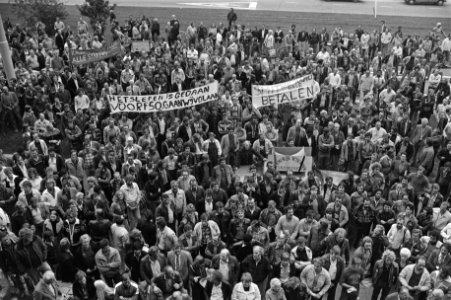 Demonstratie van havenstakers voor het stadhuis op de Coolsingel stakers met sp, Bestanddeelnr 930-4383
