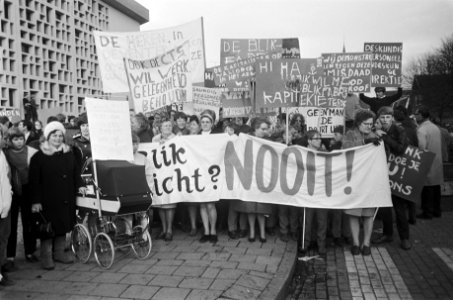 Demonstratie van huismoeders te Krommenie tegen de voorgenomen sluiting van de f, Bestanddeelnr 922-3274