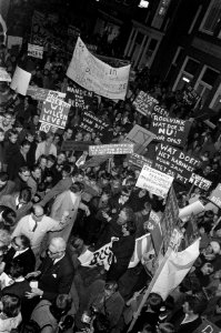 Demonstratie van huismoeders te Krommenie tegen de voorgenomen sluiting van de f, Bestanddeelnr 922-3273