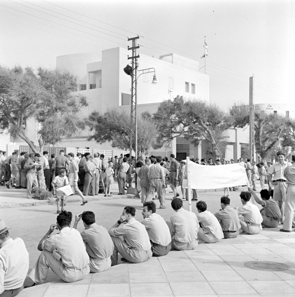 Demonstratie van gedemobiliseerde militairen in 1949 voor het gebouw van de kne…, Bestanddeelnr 255-1341