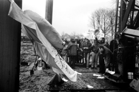 Demonstratie van leden BBK bij eerste paal slaan voor het Rijksmuseum Vincent va, Bestanddeelnr 923-0171
