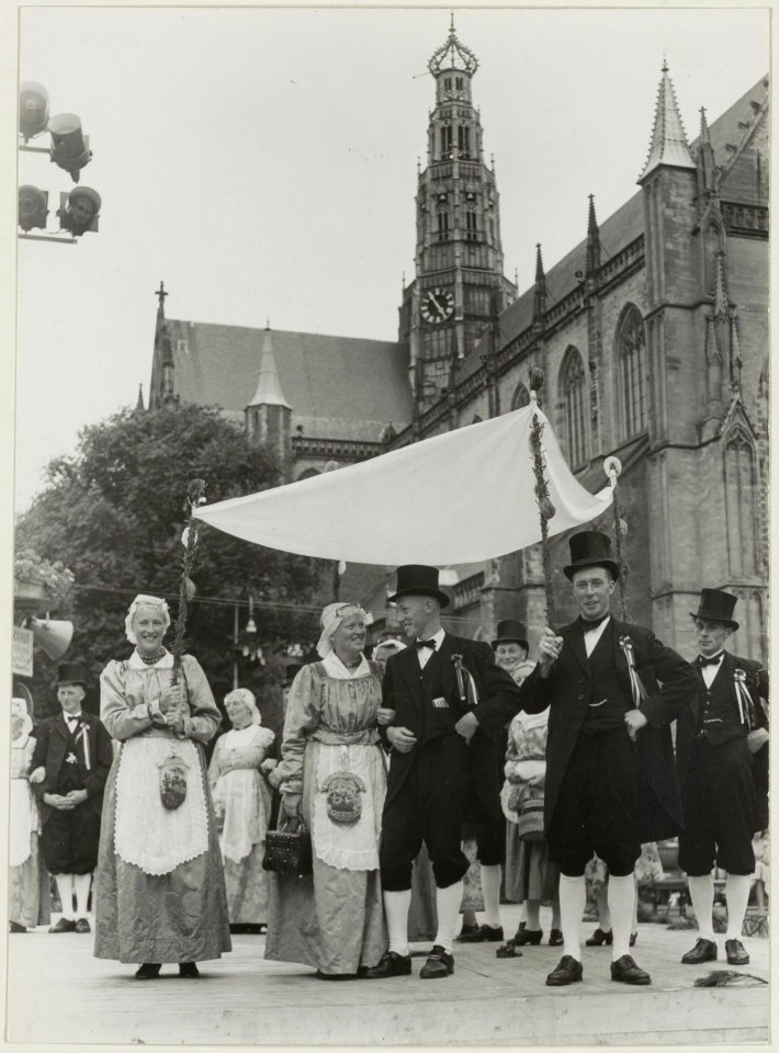 Demonstratie van een West-Friese Boerenbruiloft door een toneelgroep uit de Schermer o.l.v. J. Posch, burgemeester van Oterleek, op de Grote Markt. NL-HlmNHA 54010702
