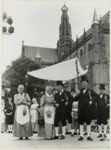 Demonstratie van een West-Friese Boerenbruiloft door een toneelgroep uit de Schermer o.l.v. J. Posch, burgemeester van Oterleek, op de Grote Markt. NL-HlmNHA 54010702