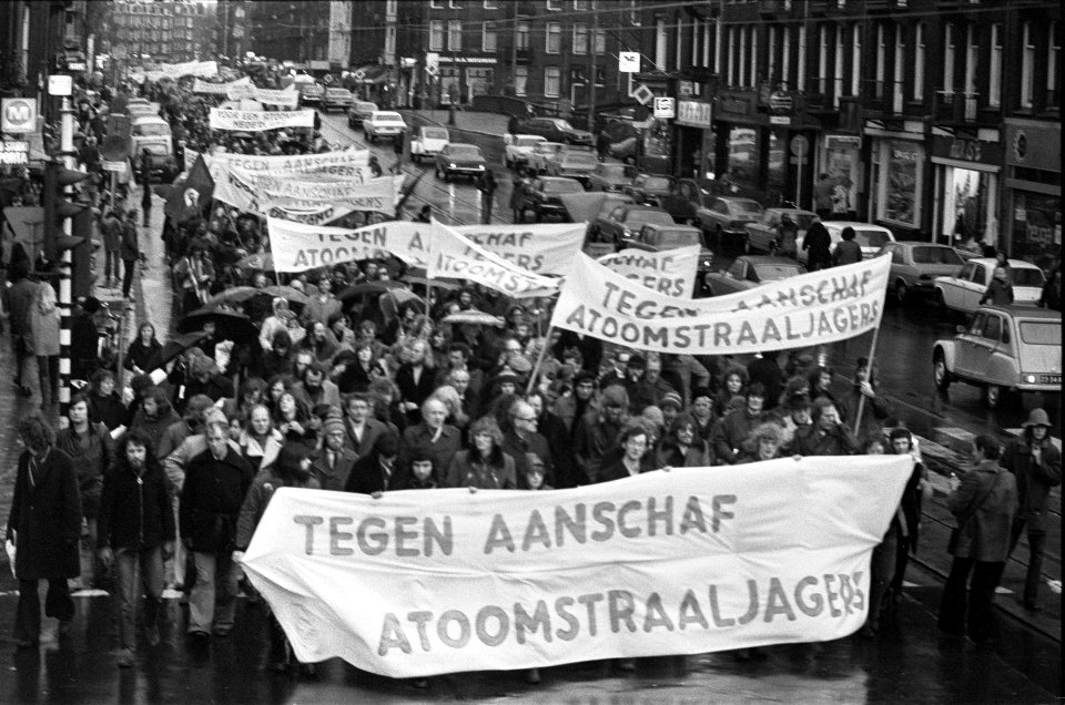 Demonstratie tegen atoomstraaljagers in Amsterdam demonstranten onderweg, Bestanddeelnr 927-7124