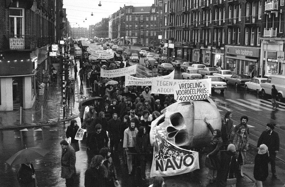 Demonstratie tegen atoomstraaljagers in Amsterdam overzicht demonstratie, Bestanddeelnr 927-7126
