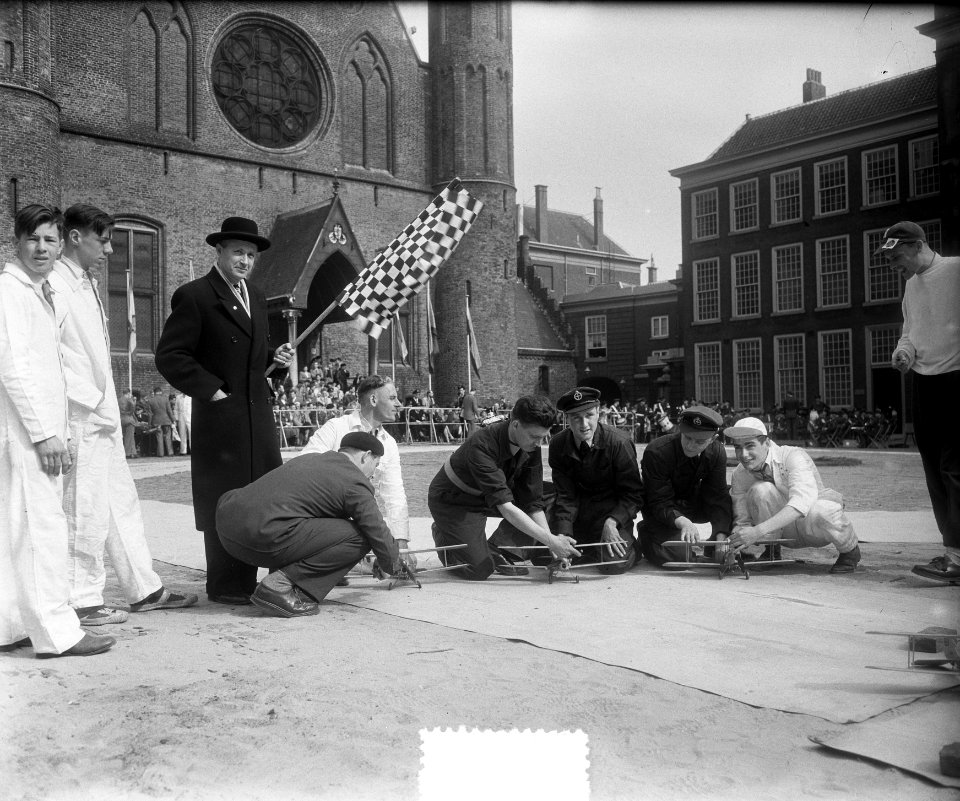 Demonstratie vliegtuigmodellen op Binnenhof Directeur Generaal RLD (Backer) star, Bestanddeelnr 905-6586