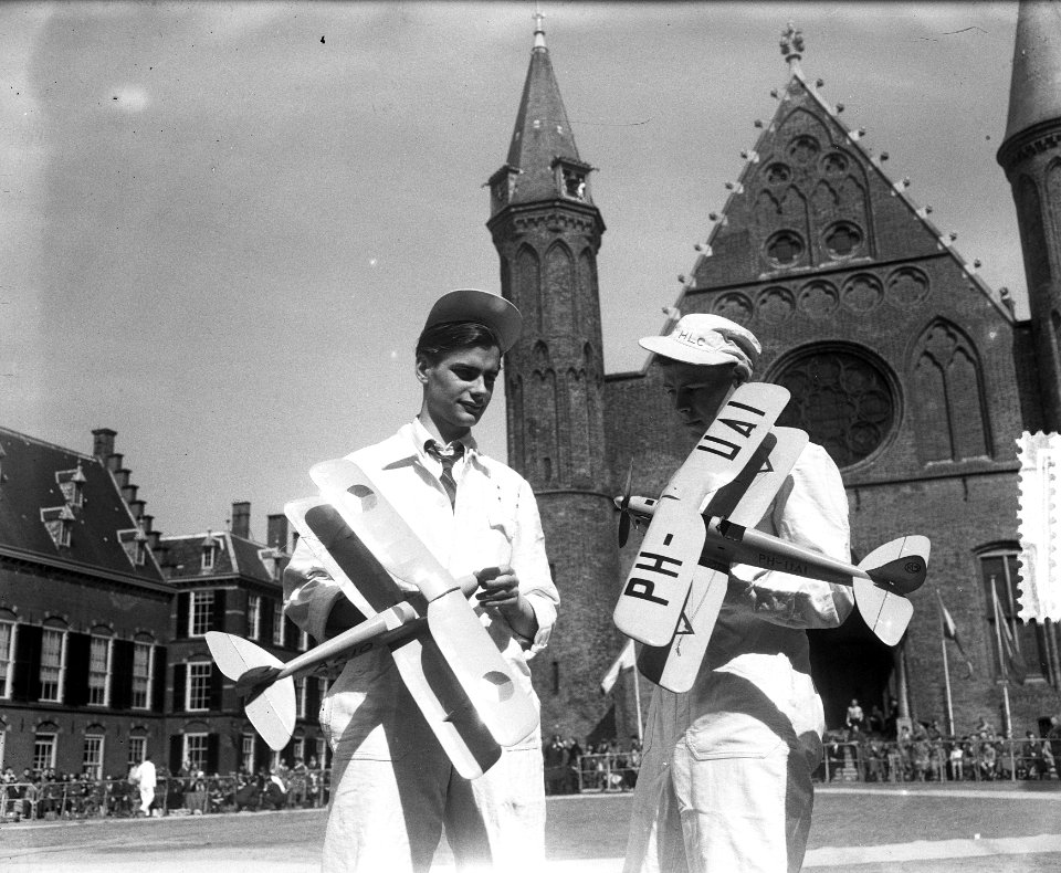 Demonstratie vliegtuigmodellen op Binnenhof, Bestanddeelnr 905-6585