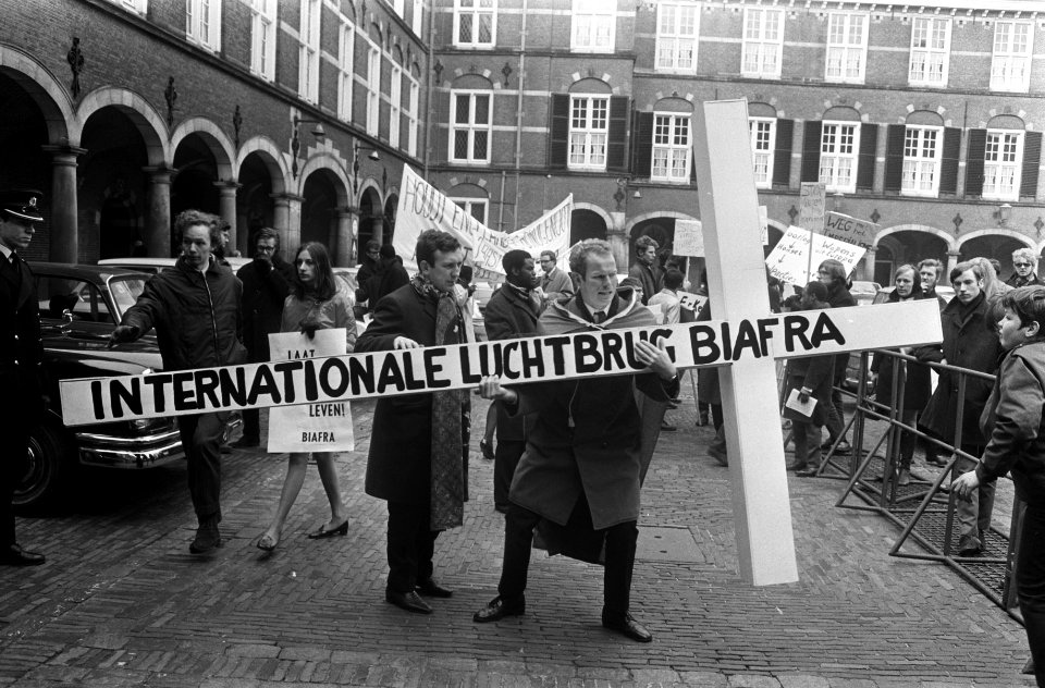 Demonstratie voor Biafra op Binnenhof Den Haag demonstrant met groot kruis, Bestanddeelnr 922-1382