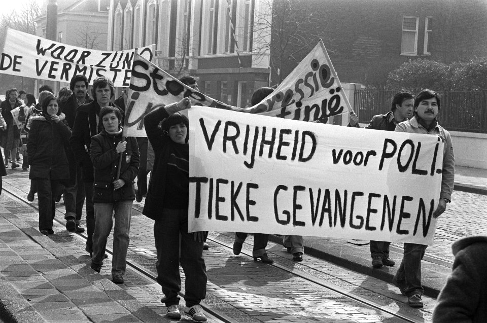 Demonstratie voor Argentijnse Ambassade Den Haag tegen bewind Pinocet, Bestanddeelnr 930-7403