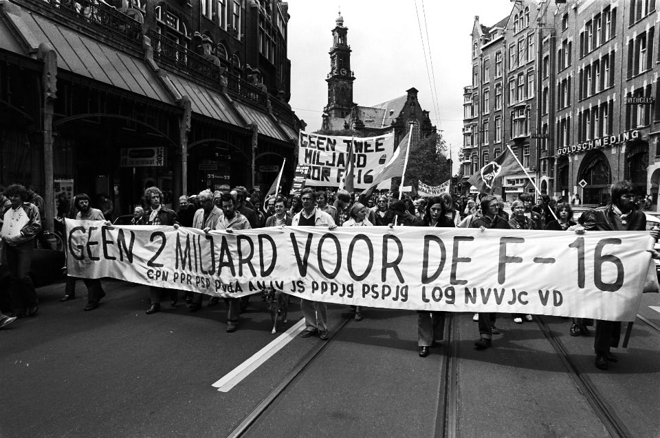 Demonstratie tegen aanschaf extra F16 gevechtsvliegtuige in de Raadhuisstraat te, Bestanddeelnr 930-8883