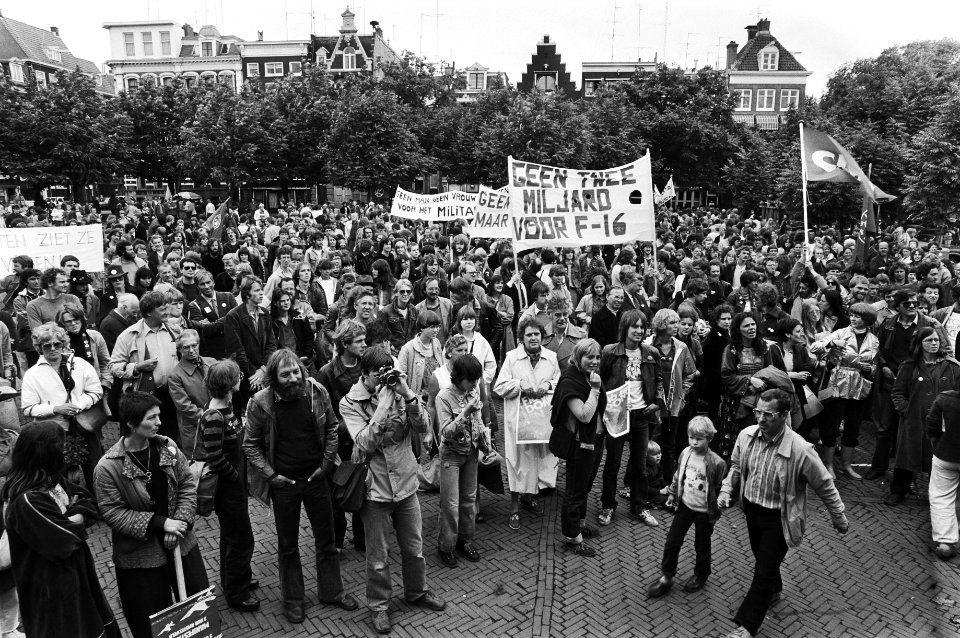 Demonstratie tegen aanschaf extra F16 gevechtsvliegtuigen demonstranten, Bestanddeelnr 930-8886