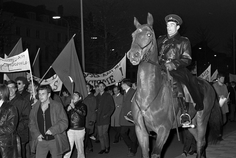Demonstratie van plusminus 500 jongeren tegen bewind in Griekenland te Den Haag , Bestanddeelnr 922-3204