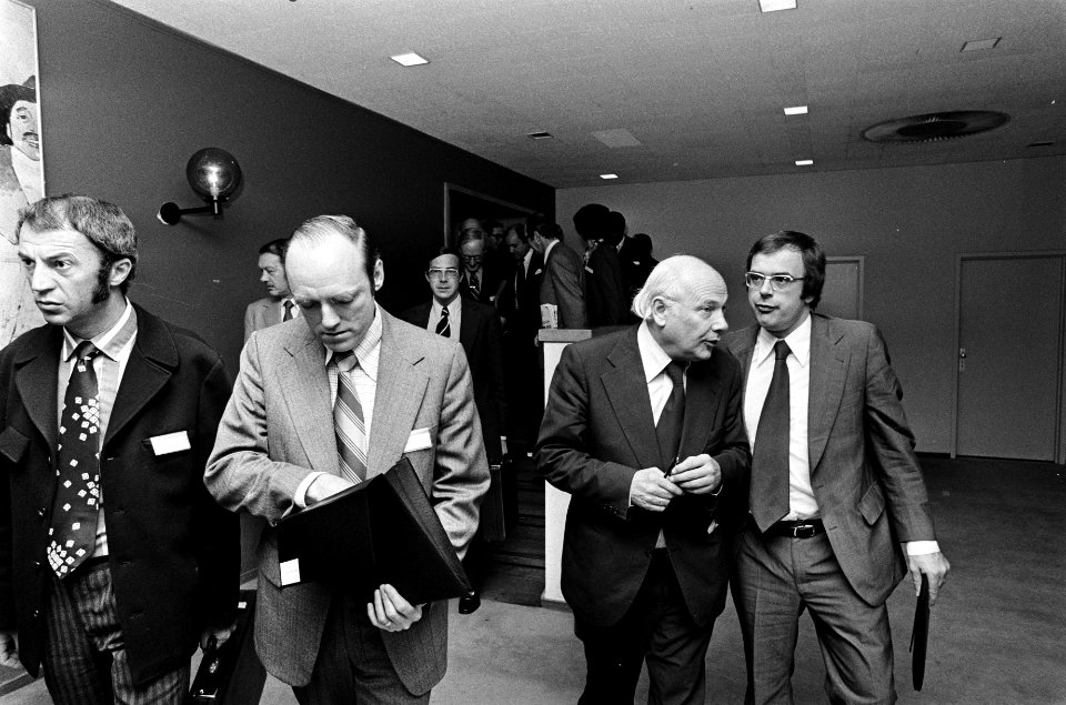 Den Uyl in gesprek met Pronk (rechts), Bestanddeelnr 927-9451