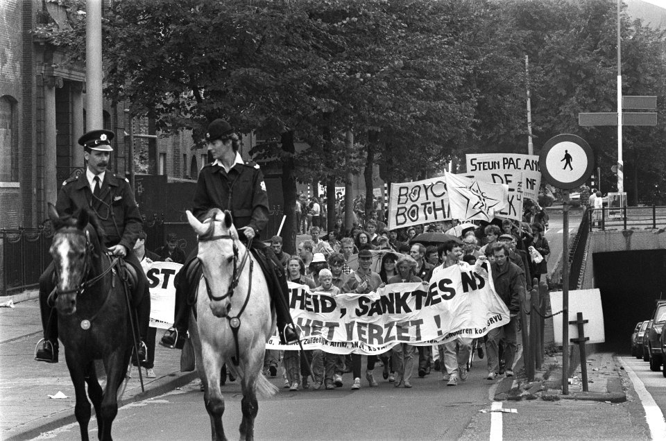 Demonstratie tegen apartheid in Amsterdam, Bestanddeelnr 933-4247