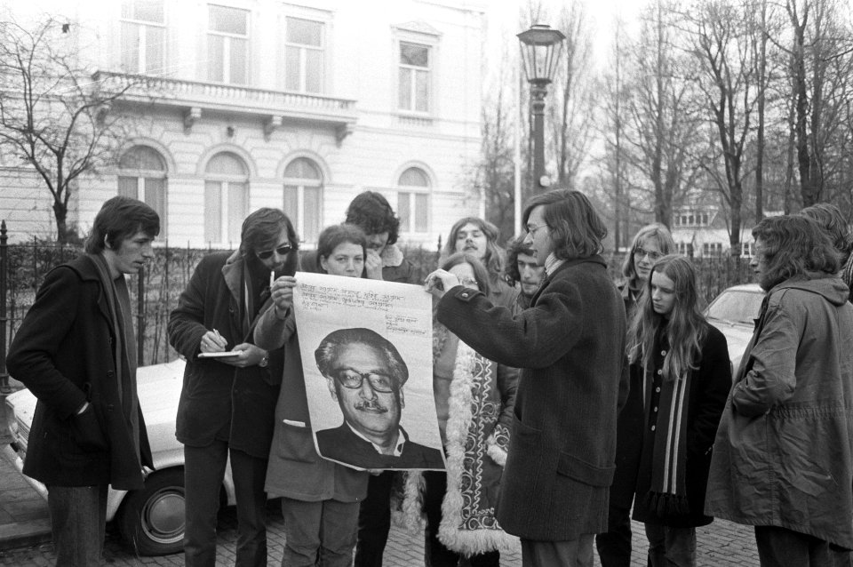 Demonstratie tegen beleid regering van Pakistan bij amb. Pakistan Den Haag , dem, Bestanddeelnr 925-1961