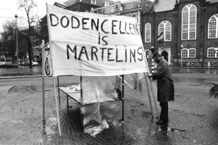 Demonstratie tegen behandeling leden van Baader Meinhofgroep in Duitsland op Spu, Bestanddeelnr 927-6037