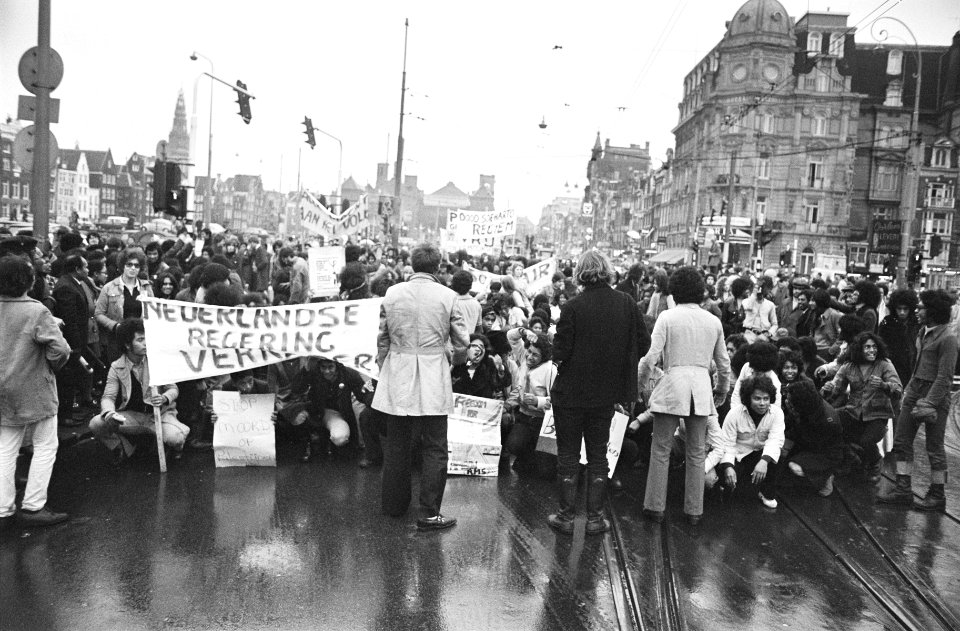Demonstratie van Zuid-Molukkers samen met de Vrijheidsschool te Amsterdam toe, Bestanddeelnr 923-9728