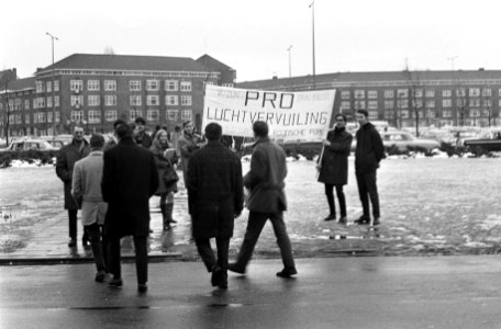 Demonstratie van studenten tegen luchtverontreiniging voor de RAI, Amsterdam stu, Bestanddeelnr 922-1267